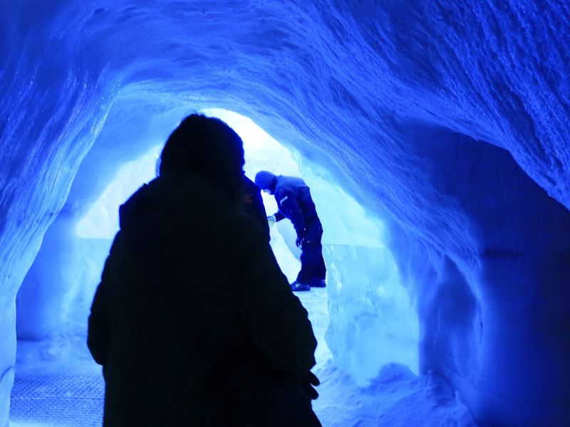 Beliebter Eistunnel im Perlan Museum