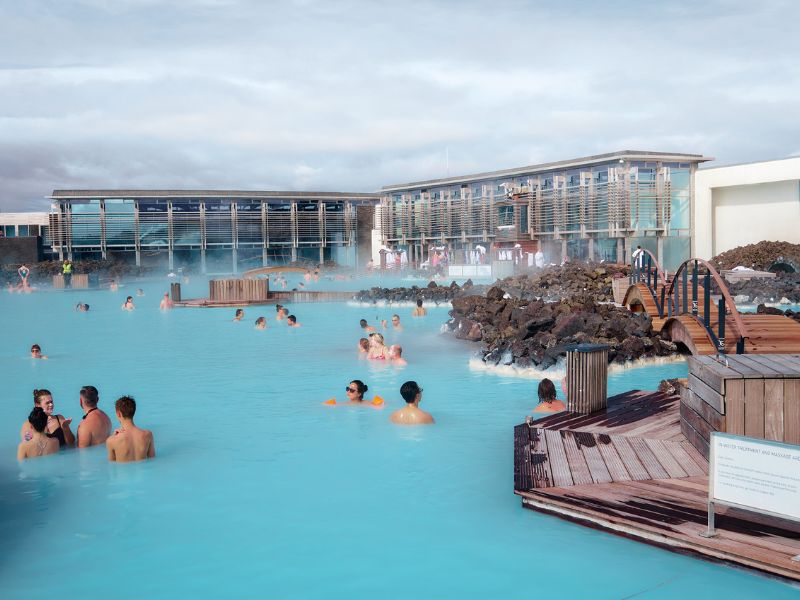 Blaue Lagune Island mit typischem blau schimmernden Wasser