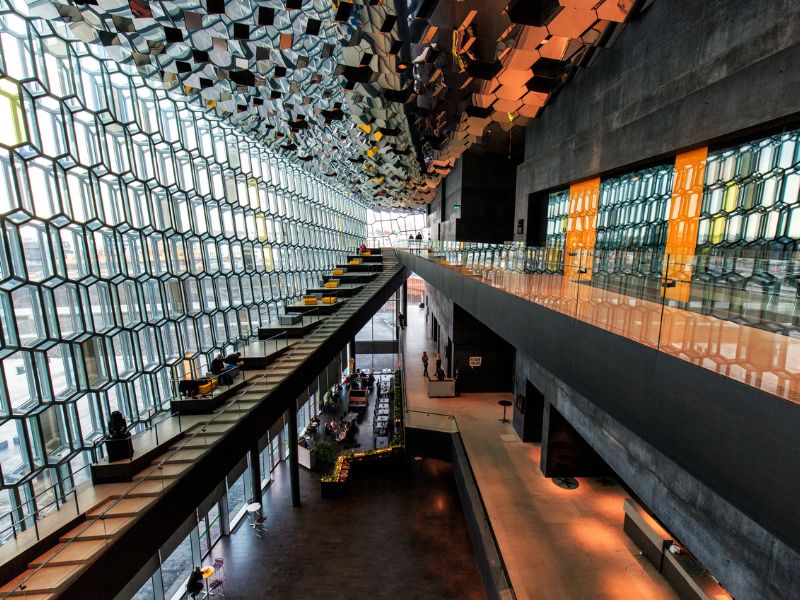 Das besondere gläserne Design der Harpa innen im Foyer betrachtet