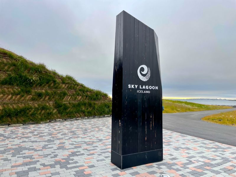 Draußen vor dem Schwimmbad Sky Lagune in Reykjavik