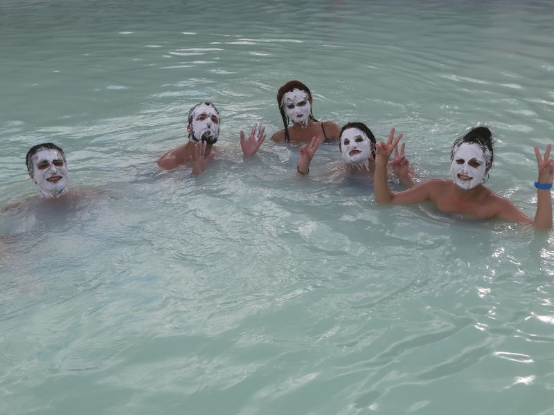 Familie mit einer Gesichtsmaske als Haut-Wellness Behandlung in der Blauen Lagune Island