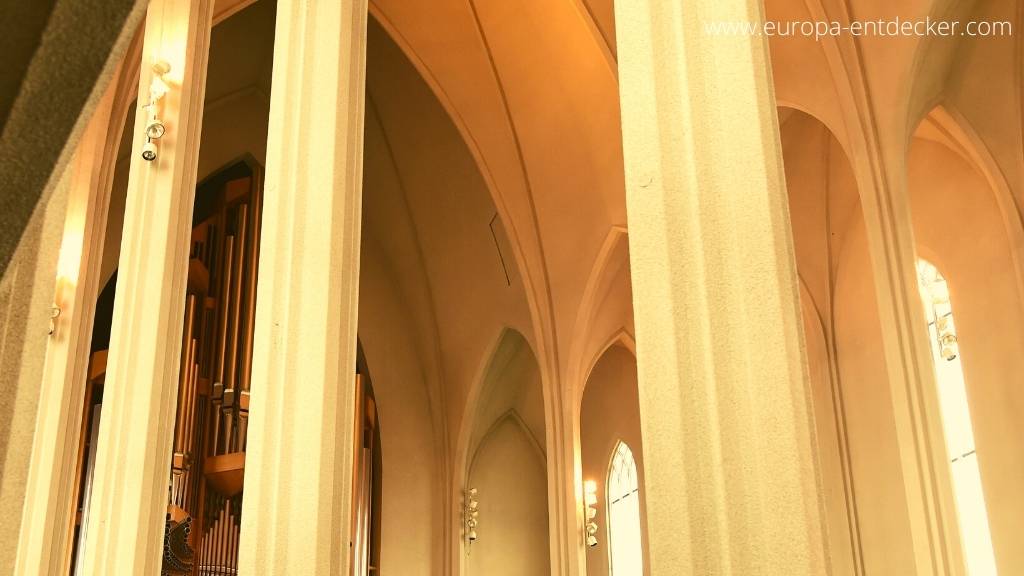 Gang in der Kathedrale Hallgrimskirkja