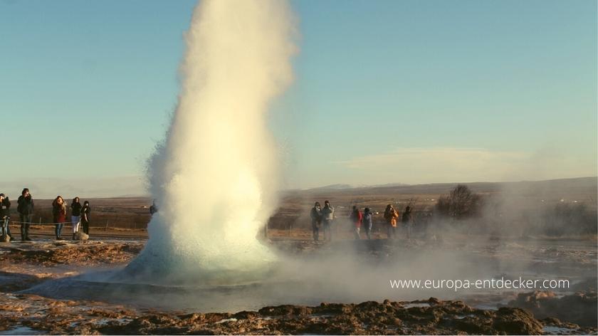 Geysir mit Fontäne entlang der Golden Circle Tour Route