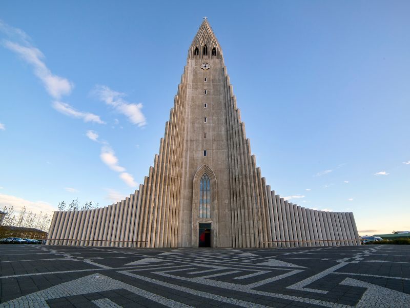 Kirche Hallsgrimskirkja in Reykjavik von vorne