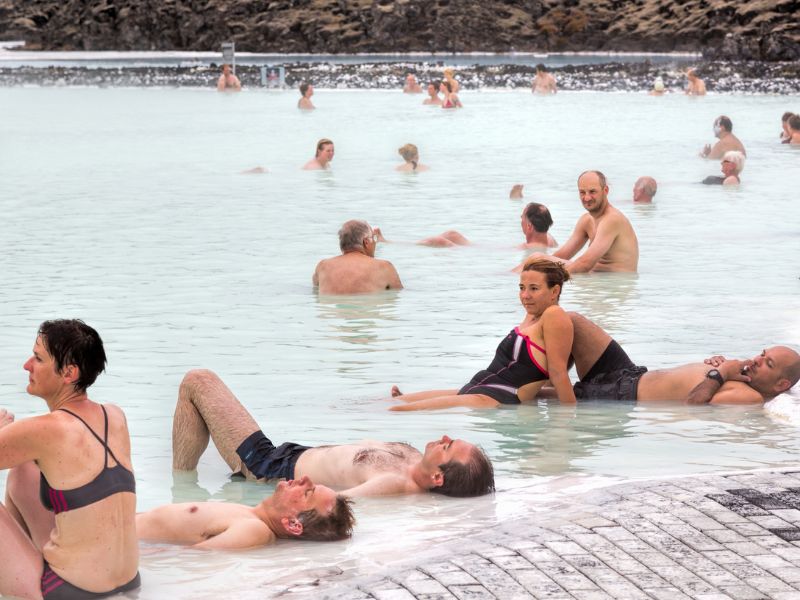 Nicht selten ist die Blaue Lagune nahe Reykjavik sehr voll mit Badegästen