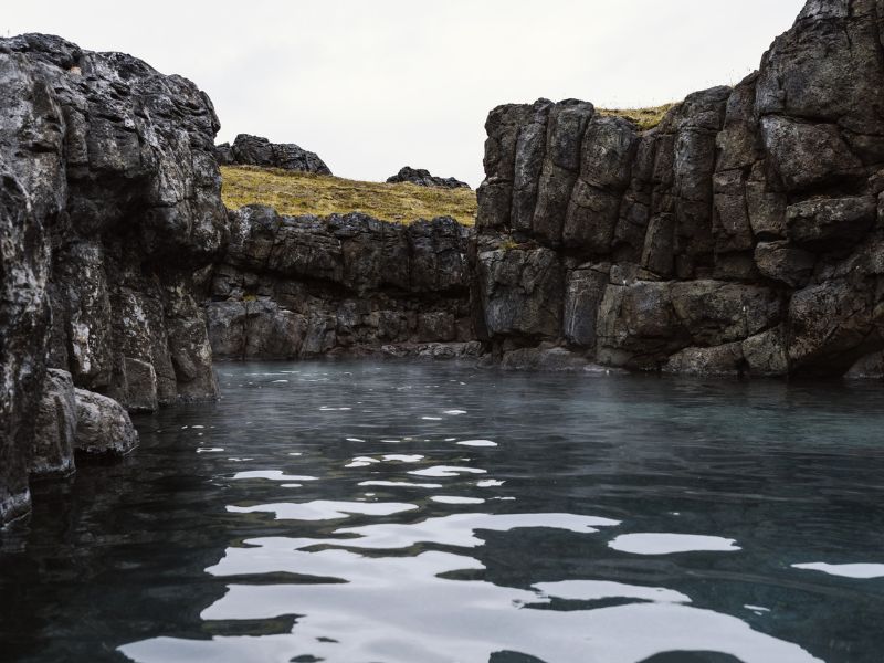 Schwimmen unter freiem Himmel in der Sky Lagoon in Reykjavik